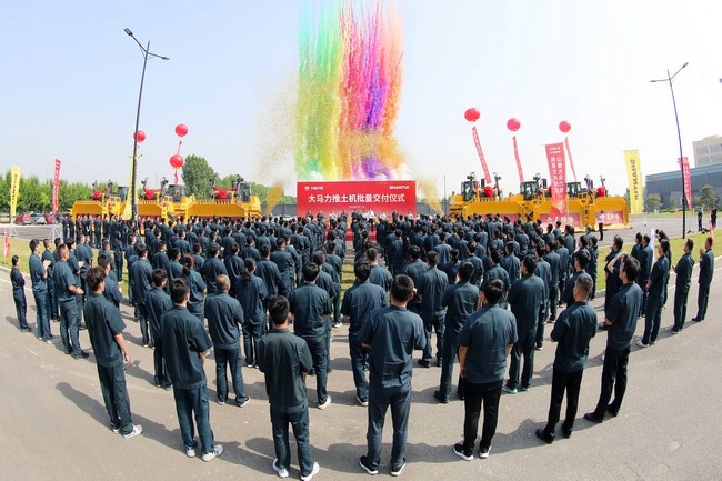 5月17日，山推向中煤平朔集團一次性交付六臺中國最大馬力推土機。